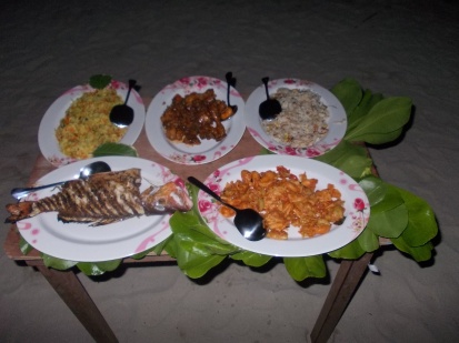 Cena sulla spiaggia con famiglia maldiviana